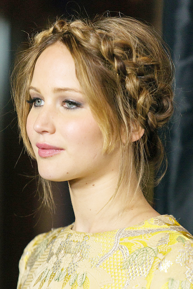 Cô dâu lãng mạn có thể chọn kiểu tóc tết cô gái Hà Lan như Jennifer Lawrence.
