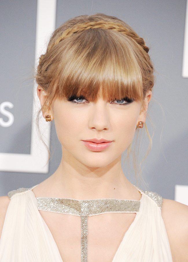 Cô dâu có mái hỉ nhi có thể chọn kiểu tóc búi kết hợp băng đô tóc tế như Taylor Swift.
