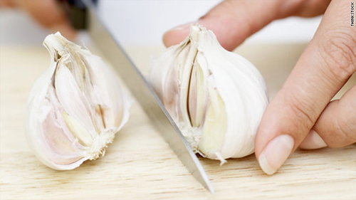 quot;Đánh bayquot; trứng cá nhờ tỏi - 3