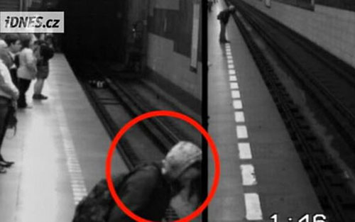 Sống sót kỳ diệu sau khi ngã xuống đường ray - 1