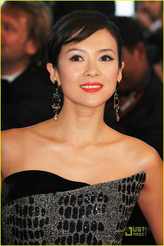 Trong những LHP nổi tiếng từ Oscar đến Cannes, Chương Tử Di luôn tự tin sánh vai với những ngôi sao gạo cội của điện ảnh thế giới và được báo chí phương Tây chăm bẵm từng ly từng tí. Cô là đại diện tiêu biểu cho điện ảnh Trung Quốc đương đại.
