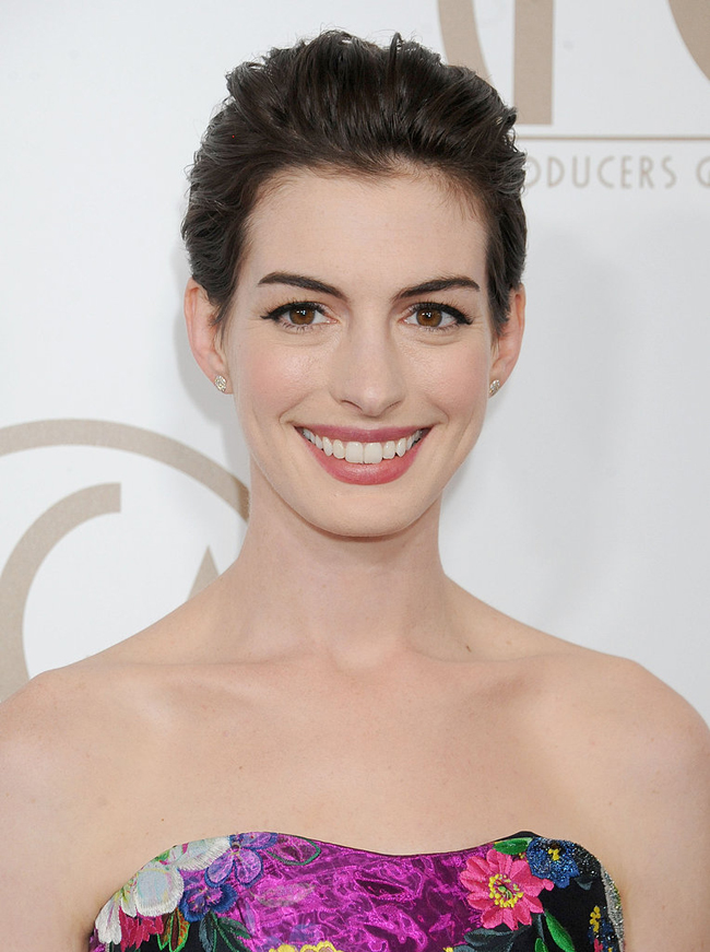Anne Hathaway xinh đẹp với kiểu tóc ngắn và phần mái vuốt ngược.
