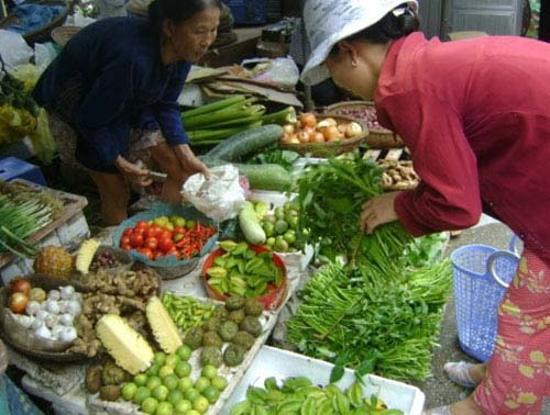 Giá thực phẩm tăng nhẹ 5%- 10% theo giá xăng - 1