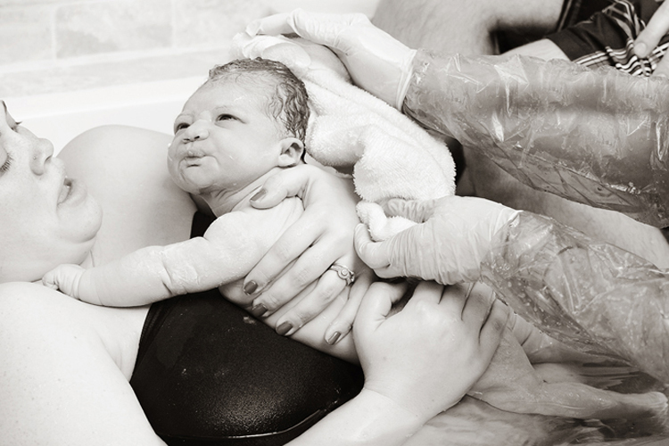Bé chào đời trong bồn tắm nhưng sẽ không bị nhiễm trùng hay bị ngạt vì vẫn có oxy để thở từ dây rốn nối với mẹ.
