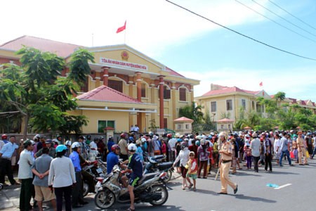 Phú Yên: Cụ bà 83 tuổi tự thiêu trước sân tòa - 1