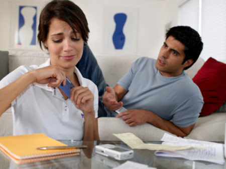 Con đói, chồng vẫn mang tiền cho gái - 1