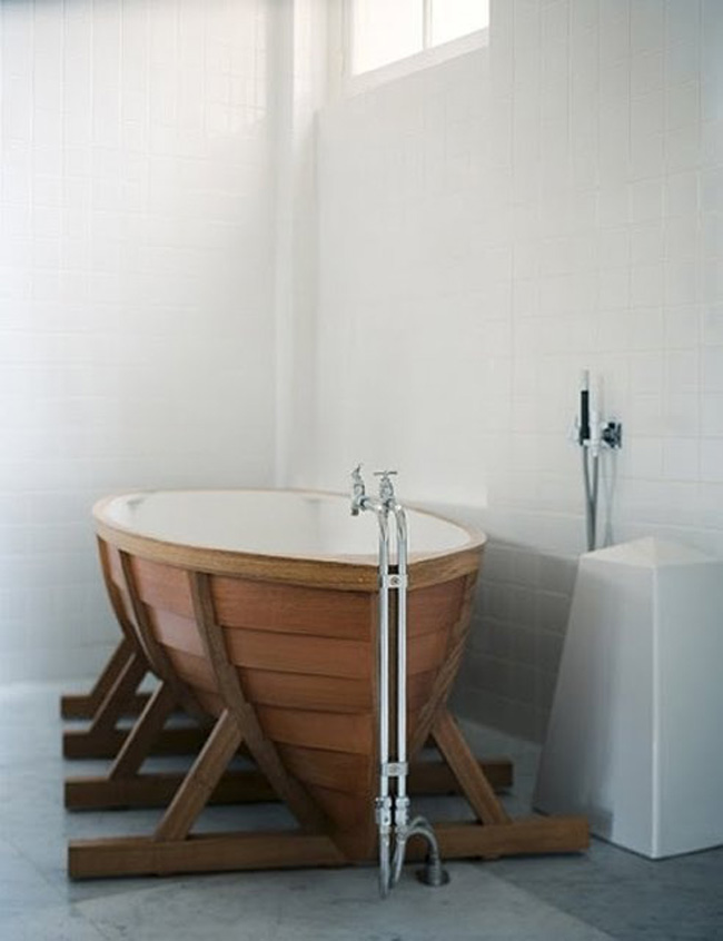 Chiếc bồn tắm có hình dáng giống chiếc thuyền nhỏ, rất độc đáo.
