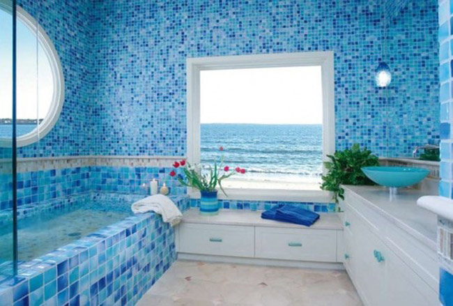 Ngâm mình trong bồn tắm, bốn bề không gian nhuộm màu xanh nước biển tươi sáng giống hệt đang đắm mình dưới biển.
