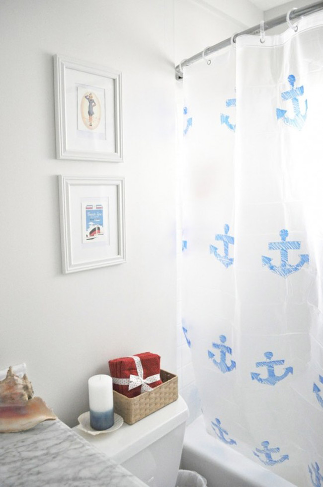 Rèm phòng tắm in hình mỏ neo xanh đầy sáng tạo.
