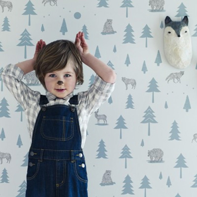Giấy dán tường họa tiết rừng cây rất hợp với cậu bé yêu động vật.
