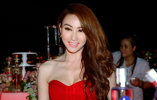 Lý Nhã Kỳ #039;lấn lướt#039; Mai Phương Thúy - 16