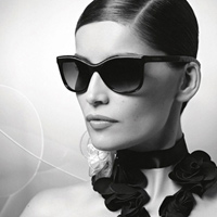 Quyền lực trắng đen trong BST kính mắt Chanel