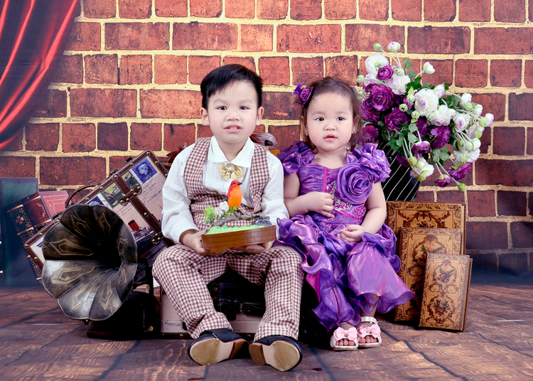 Anh em bạn ấy đã thay đồ khác rồi nè! Hai bạn ấy là Tiêu Minh Bảo Tú (4 tuổi) và Tiêu Lê Bảo Nhi (2 tuổi). Ở nhà bố mẹ thường gọi Tú và Nhi với cái tên thân mật là Khoai và Cốm.
