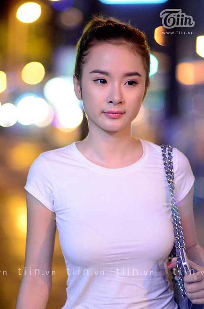 Hình ảnh Angela Phương Trinh trẻ trung, tươi xinh đúng với lứa tuổi 18, thay vì 'chín ép' với style gợi cảm thường thấy.
