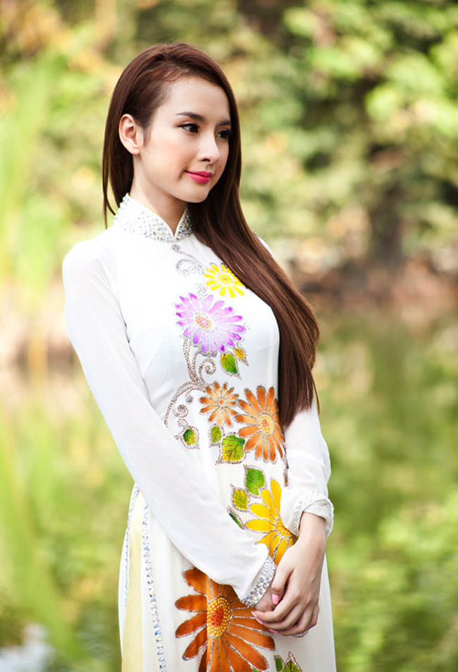Thắm sắc với áo dài hoa, Phương Trinh mang vẻ đẹp hương đồng gió nội.

