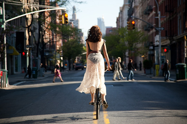 Cô nàng thu hút mọi ánh nhìn trên phố khi diện đầm maxi, áo trần lưng, thong dong đạp xe dạo phố trong một chiều nắng dịu ngọt.
