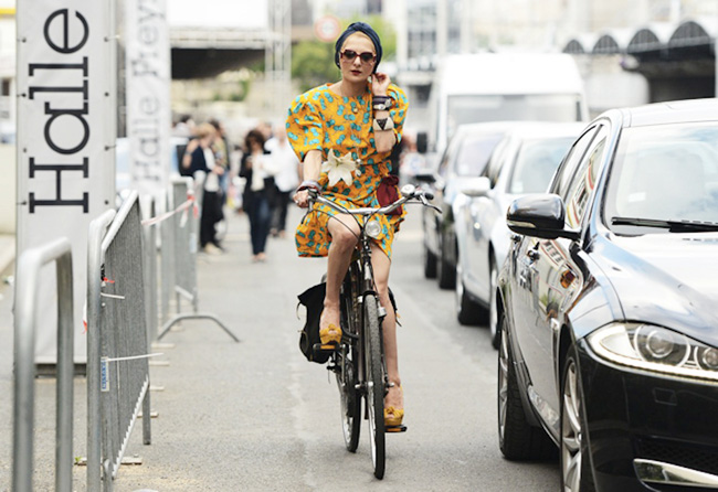 Qúy cô cực chất với xì tai màu sắc tự tin rong ruổi mọi con phố với chiếc xe đạp cà tàng.
