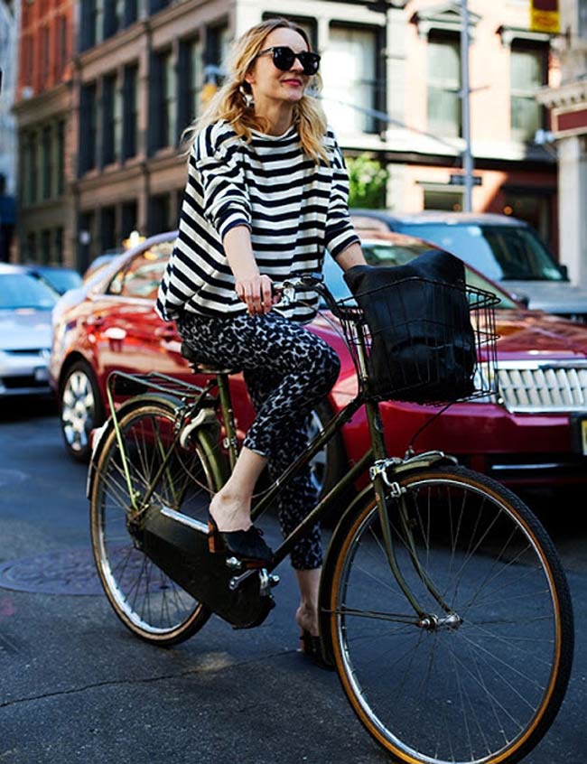 Còn gì thích thú hơn khi đạp xe dạo phố một sáng cuổi tuần mát mẻ trong trang phục rộng rãi.
