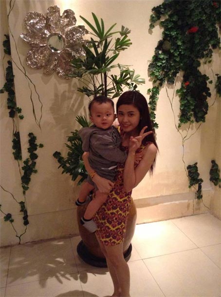 Trương Quỳnh Anh quot;xì tinquot; bên con trai - 1