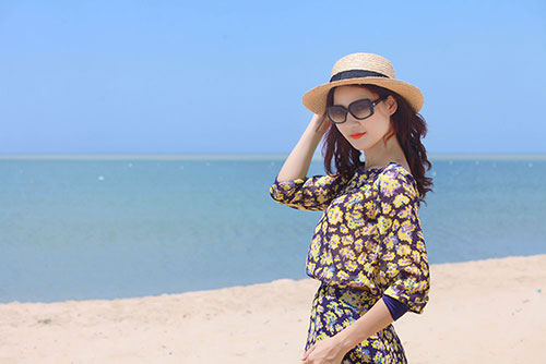HH Trần Thị Quỳnh trẻ trung trước biển - 3