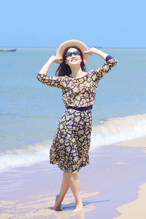 HH Trần Thị Quỳnh trẻ trung trước biển - 4