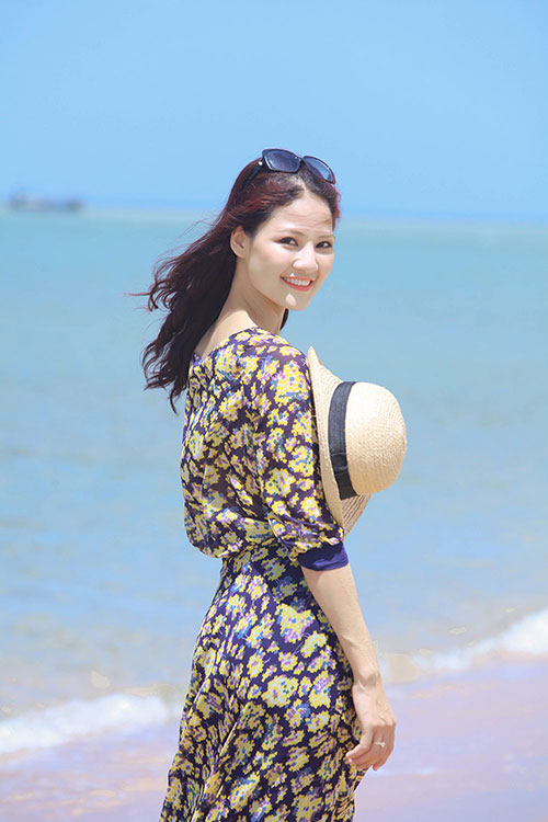 HH Trần Thị Quỳnh trẻ trung trước biển - 5