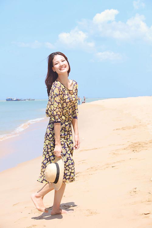 HH Trần Thị Quỳnh trẻ trung trước biển - 7
