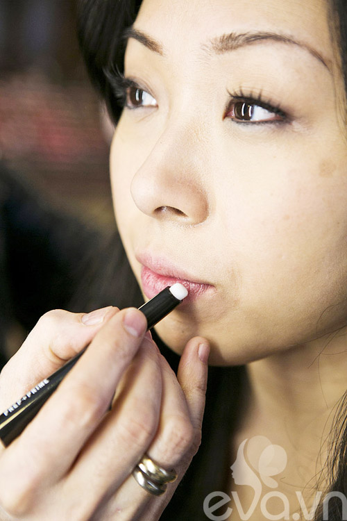 Cách tô son neon cực quot;proquot; - 3