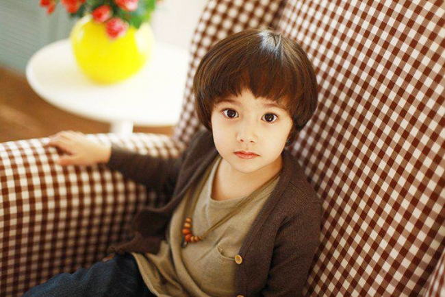 Cậu chàng đáng yêu này được gọi là 'tiểu Nickhun' vì có khuôn mặt rất giống 'hoàng tử Thái' Nickhun của nhóm nhạc đình đám 2PM.
