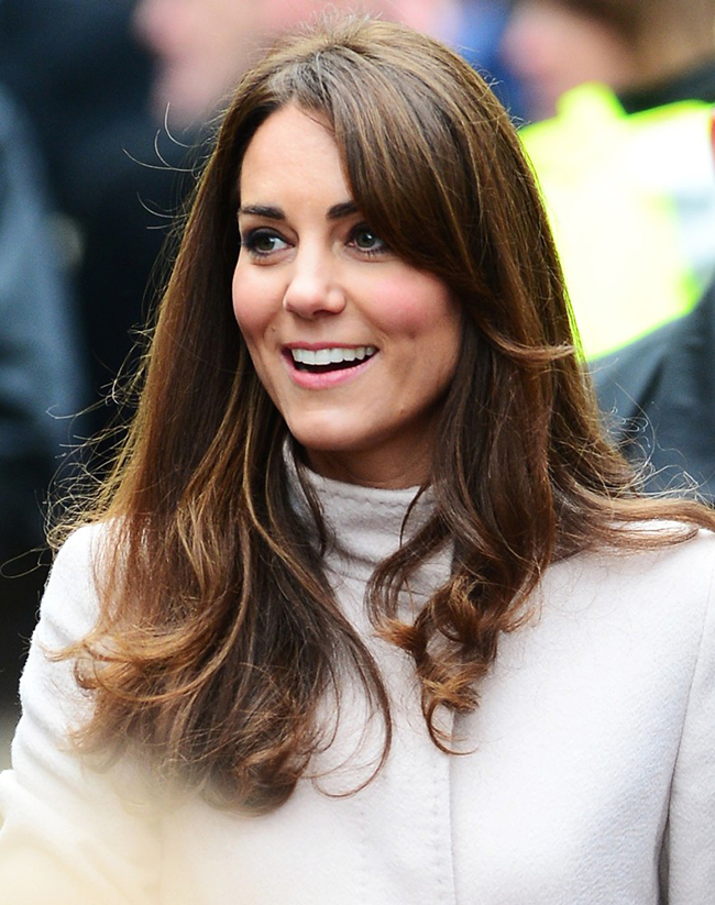 Công nương Kate Middleton sinh ngày 9 tháng 1 năm 1982, là vợ của hoàng tử William - Công tước Cambridge, con trai cả của Thái tử Charles và công nương Diana. Công nương Kate vừa được coi là biểu tượng thời trang của Vương quốc Anh, vừa là người đi đầu về xu hướng trang điểm và làm tóc thanh lịch, quyến rũ. Mái tóc mượt mà, óng ả màu nâu cà phê của Công nương có thể biến hóa thành nhiều kiểu tóc đẹp và trang nhã.
