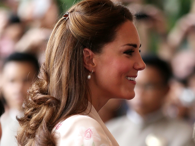 Kiểu tóc buộc nửa đầu dịu dàng khiến công nương Kate tạo được vẻ trang nhã, lịch sự và quý phái.
