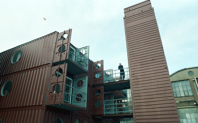 Phía đông thủ đô Luân Đôn, Anh có một nơi được gọi là “Thành phố Container”. Ở đây, các container được dùng làm nơi để ở, bao gồm cả những studio dành cho các nghệ sỹ. Công ty phát triển dịch vụ này đã cung cấp hơn 15 ngôi nhà container như thế.
