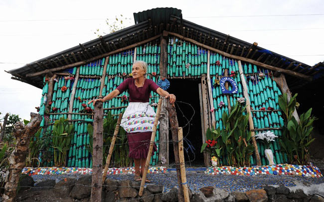 Maria Pone, 76 tuổi, người El Salvador đã tự xây cho mình một ngôi nhà bằng vỏ chai nhựa vì bà không có tiền để mua hay xây một ngôi nhà đúng nghĩa.
