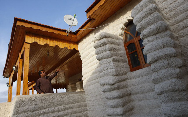 Ngôi nhà của người đàn ông Palestine này được xây dựng bằng những bao cát thay vì xi măng, thép, sỏi do thiếu vật liệu nhật khẩu từ Israel.

