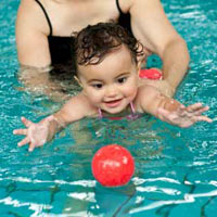 Chẳng khó dạy bé sơ sinh học bơi