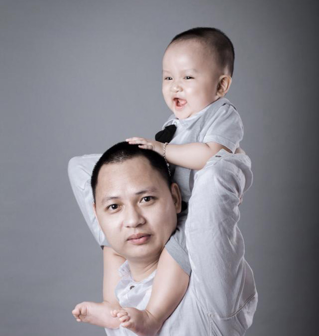 'Đây là niềm vui và mục đích sống của tôi. Tôi sẽ chăm sóc và yêu thương 2 người đàn ông này suốt đời', vợ Nguyễn Hải Phong chia sẻ khi đăng tải bức hình này.
