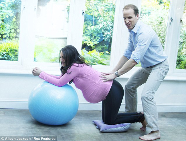 'Hoàng tử William' đang giúp vợ tập luyện với bóng sinh sản. Những bài tập này sẽ giúp 'công nương Kate' giảm đau khi sinh nở.
