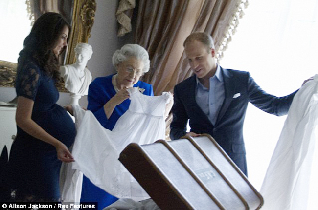 Cặp đôi kiểm tra và chọn đồ cho con yêu cùng nữ hoàng Elizabeth II.
