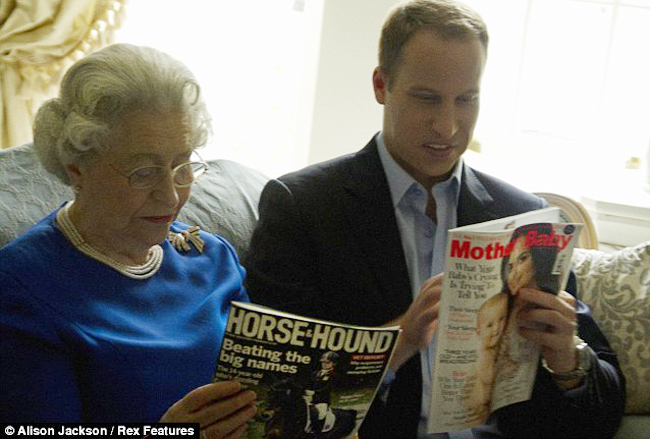 Hoàng tử William chăm chú đọc sách về mẹ và bé.

