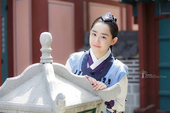 'Em gái quốc dân' Moon Geun Young khoe vẻ đẹp lấp lánh dưới ánh nắng.
