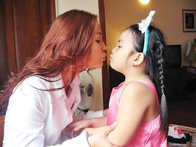 Mặc dù rất bận rộn với công việc làm HLV cho chương trình Giọng hát Việt nhí, Hiền Thục vẫn không quên chăm sóc cô con gái nhỏ của mình
