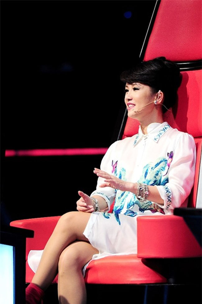 Ngồi trên ghế nóng The Voice 2013, Hồng Nhung khiến tín đồ thời trang 'sốt' với mốt sơ mi hoa mix cùng boot cam cao gót.
