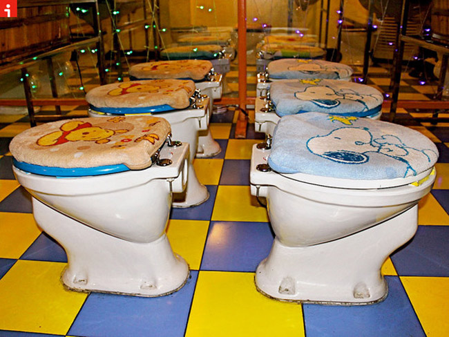 Nhà hàng 'lạ lùng' này mang tên House of Poo, nằm ở Bắc Kinh, Trung Quốc. Hơn 50 chiếc ghế ngồi trong nhà hàng được thiết kế trong hình dạng của chiếc bồn cầu và được trang trí bằng những chiếc thảm có in nhân vật hoạt hình dễ thương như gấu Winnie Pooh hay chó Snoopy.
