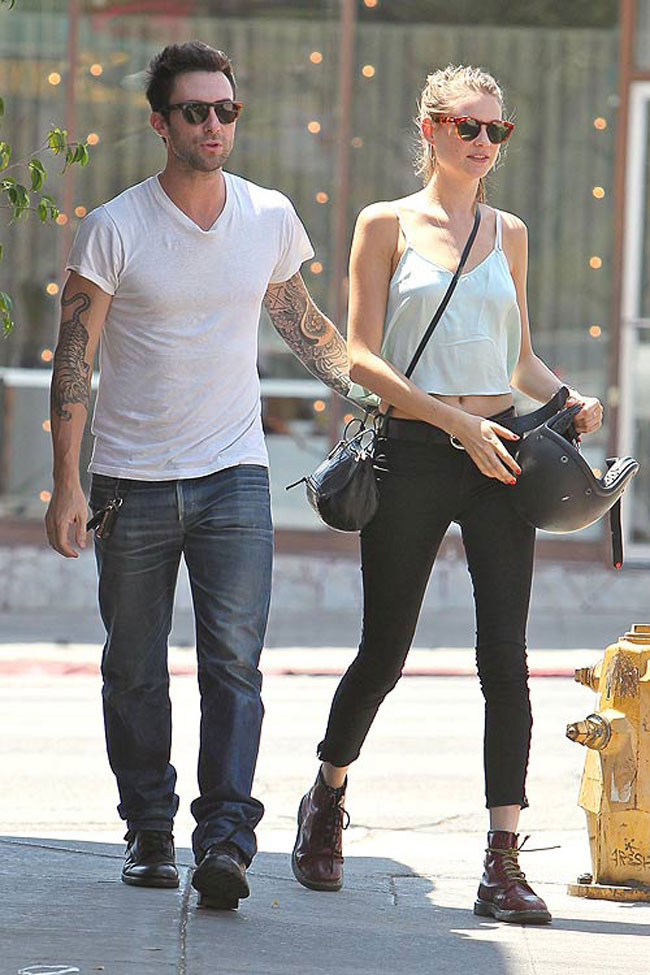 Mặc dù tuyên bố không bao giờ kết hôn, anh chàng đào hoa của Maroon 5, Adam Levine bỗng quyết định 'yên bề gia thất' với thiên thần nội y Victoria's Secret. Mới đây, cặp đôi trai tài gái sắc này thông báo họ đã đính hôn và vẽ nên một bức tranh đẹp trong làng giải trí.
