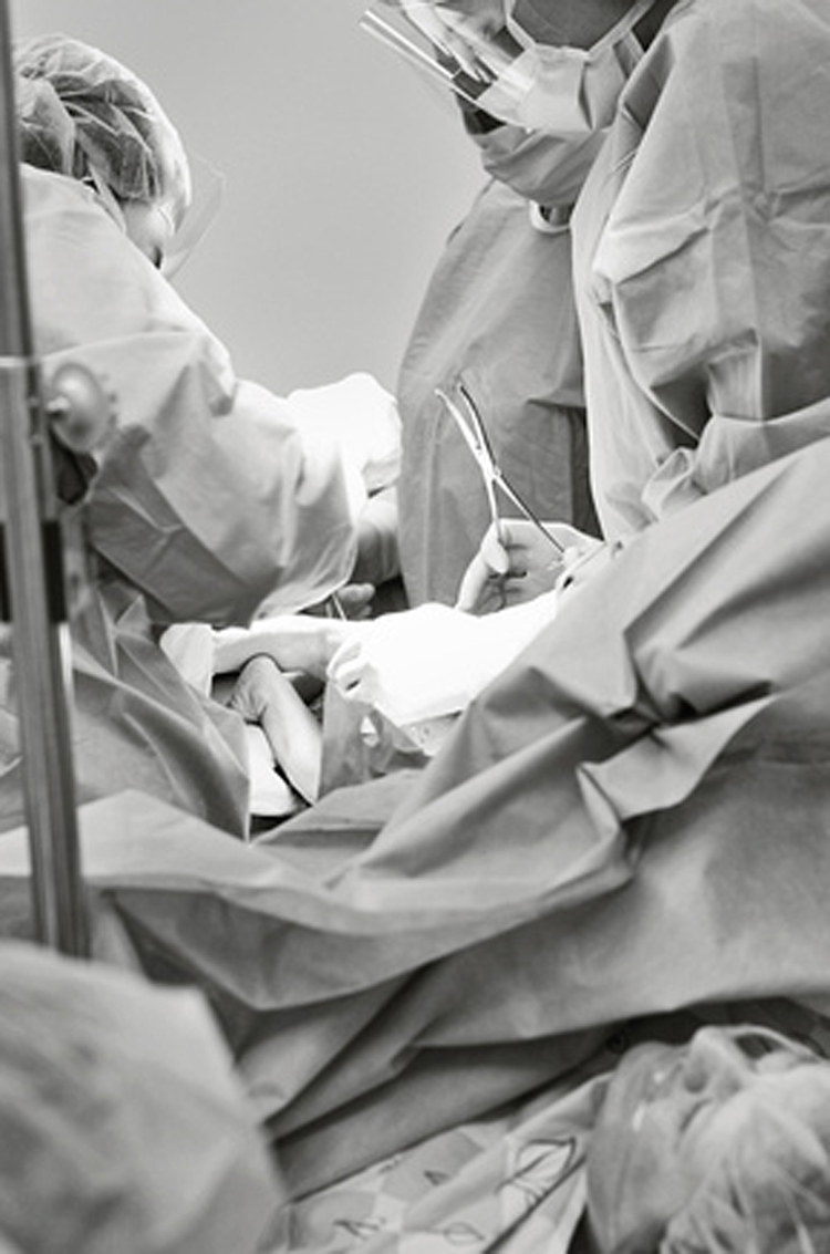 Trong khi người chồng trò chuyện đủ thứ với vợ, các bác sĩ tiến hành phẫu thuật để đưa em bé ra khỏi cơ thể mẹ. Quá trình này chỉ diễn ra trong khoảng 15 phút.  

