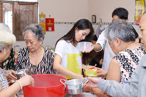 Khánh Thi giản dị nấu ăn cho người già - 7