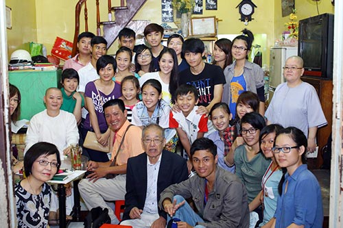 Khánh Thi giản dị nấu ăn cho người già - 13