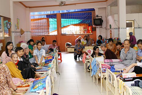 Khánh Thi giản dị nấu ăn cho người già - 12