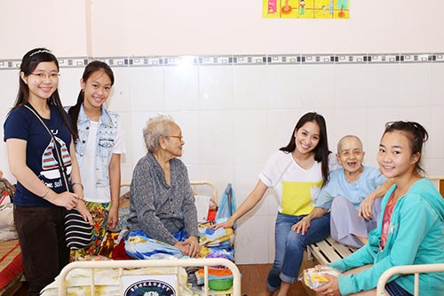 Khánh Thi giản dị nấu ăn cho người già - 9