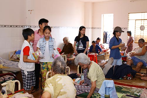 Khánh Thi giản dị nấu ăn cho người già - 10